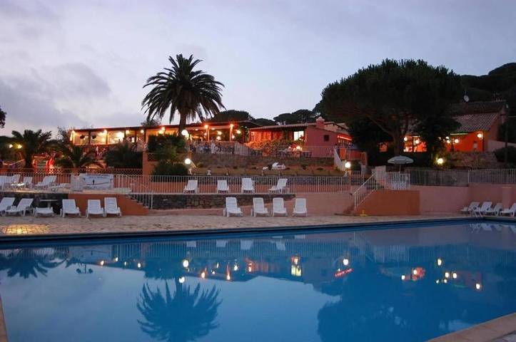 Camping pour 6 personnes, avec Jacuzzi et Terrasse ainsi que Jardin et Bassin pour enfant à Gassin - 4