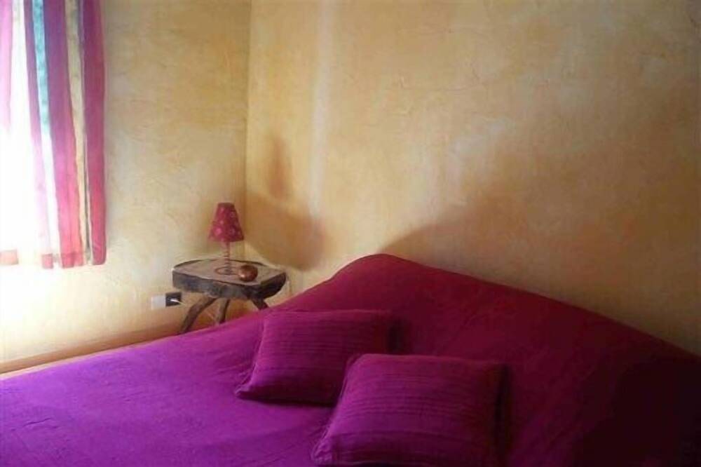 Tradicional villa de piedra provenzal ubicada en medio de los viñedos in Plan-de-la-Tour, Region de Draguignan
