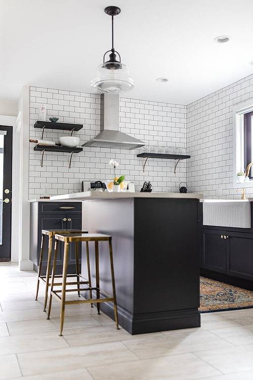 Executive Luxury heritage home with lake views minutes from shops, beach & ski! in Nelson, Whitewater Ski Resort