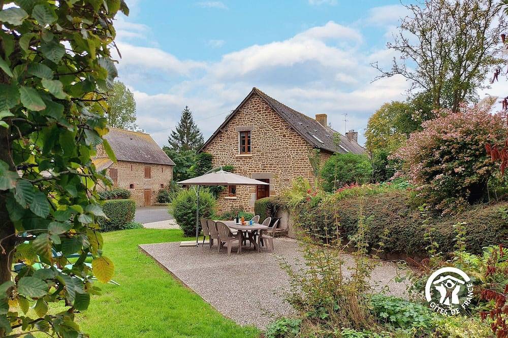 Gîte à la campagne avec jardin privatif, terrasse, et jeux extérieurs près de Fougères in La Pellerine, Mayenne
