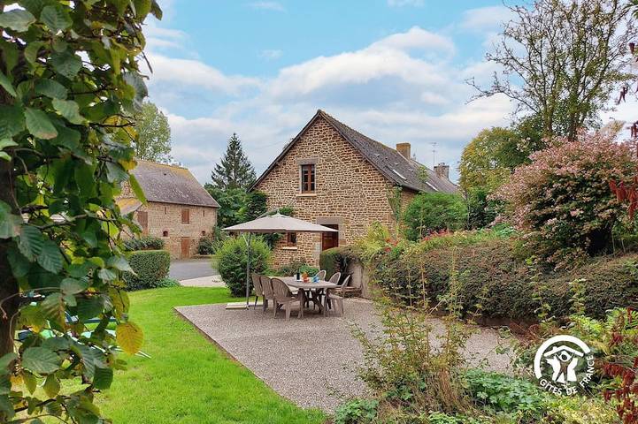 Gîte pour 6 personnes, avec Balcon/Terrasse et Terrasse ainsi que Jardin et Piscine