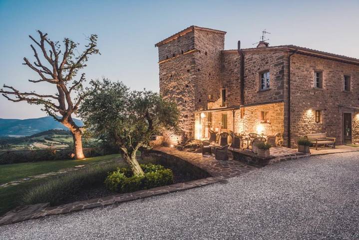 Resort per 4 persone, con Balcone e Idromassaggio nonché Terrazza e Giardino in Umbria