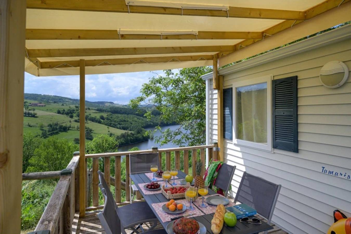 Camping 4 étoiles - Piscine in Cordelle, Région de Roanne