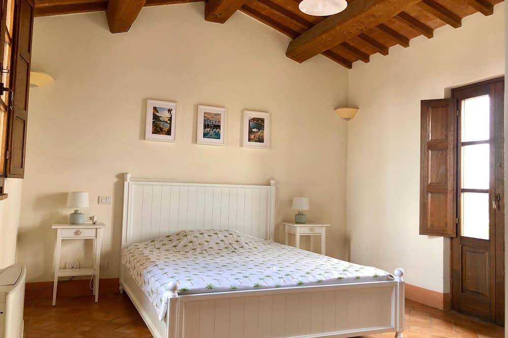 Casa di Sotto, Podere Ampella: a beautiful holiday house in the heart of Tuscany in San Giovanni d'Asso, Montalcino
