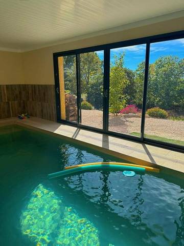 Gîte pour 2 personnes, avec piscine ainsi que vue et terrasse à Margon