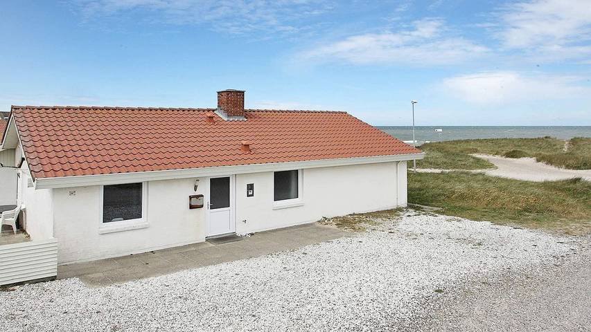 Ferieudlejning for 8 personer, med udsigt og terrasse samt sauna, husdyr tilladt i Lild Strand