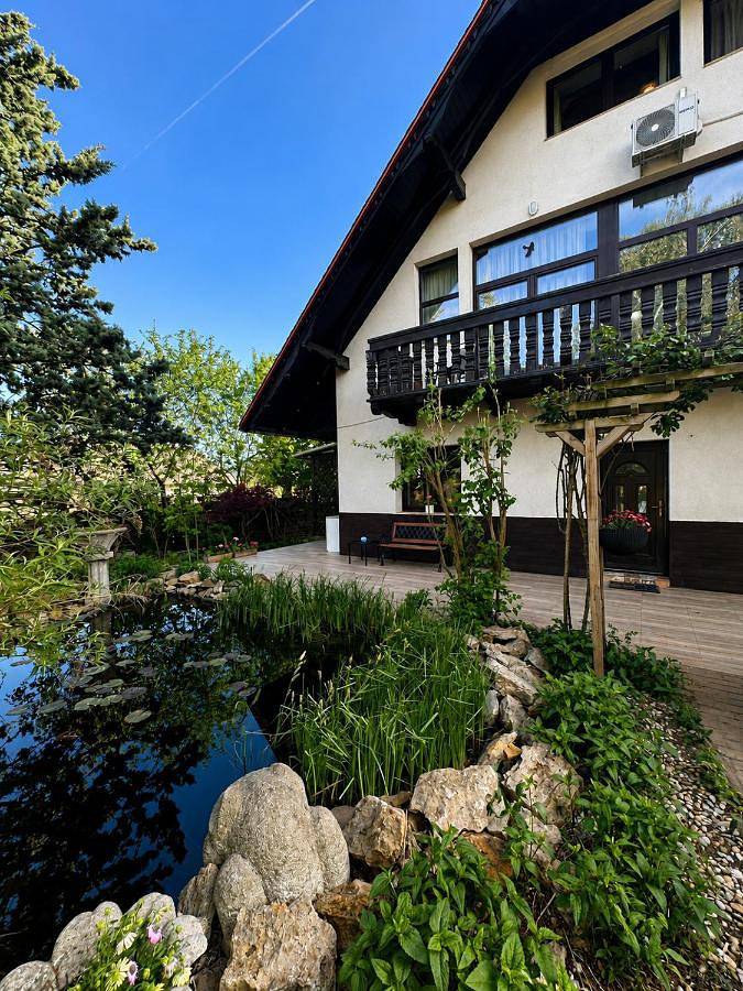Gîte pour 22 personnes, avec jardin et terrasse ainsi que piscine et vue dans Pilisvorosvar