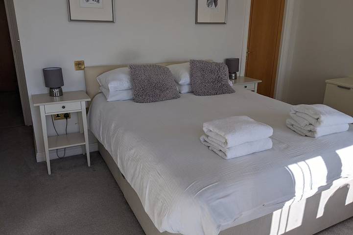 Ganze Wohnung, Meerblick & private Terrasse. Privater Parkplatz. Luxus 2-Zi. Wohnung. 5 Min. zum Strand in Boscombe, Bournemouth