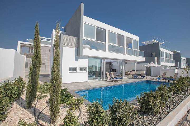 Holiday rental for 7 people, with pool and garden as well as terrace in Protaras