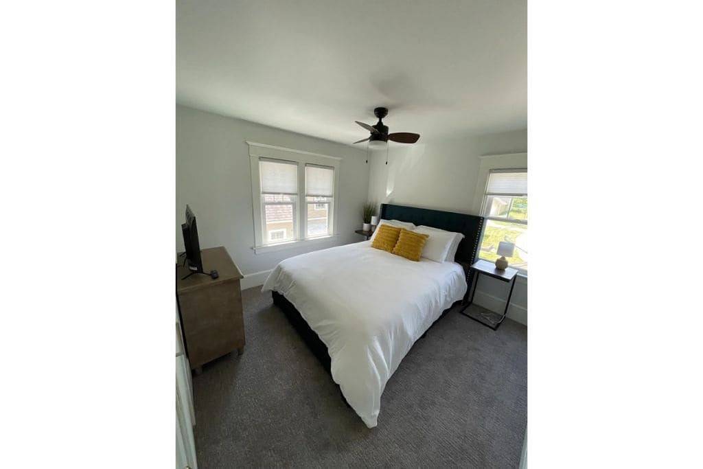 Family & dog friendly; 5 min walk to beach, bars, downtown, restaurants and park in Detroit Lakes, Becker County