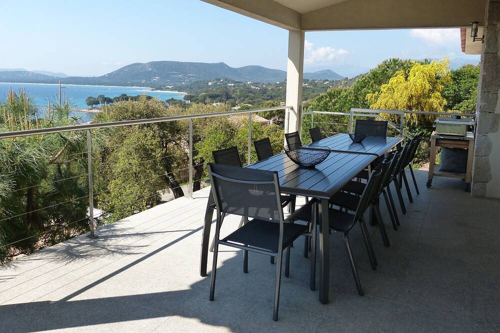 Villa avec vue mer et piscine chauffée au calme et sans vis à vis (2 à 15pers) in Zonza, Arrondissement de Sartène