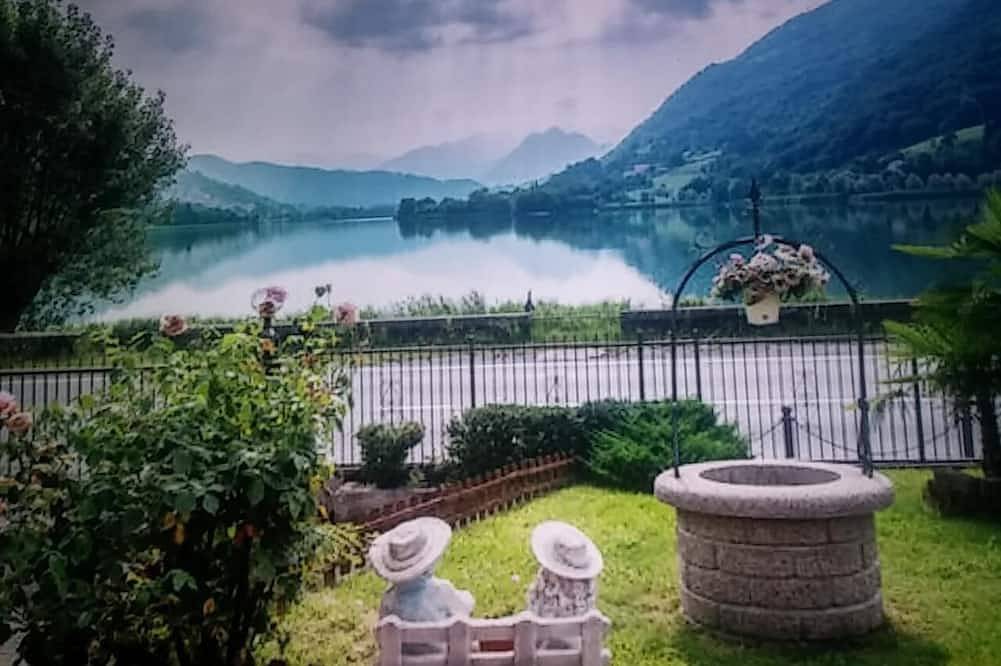 Villa Marilena: casa independiente con acceso directo al lago in Ranzanico, Alpes de Bérgamo Oriental