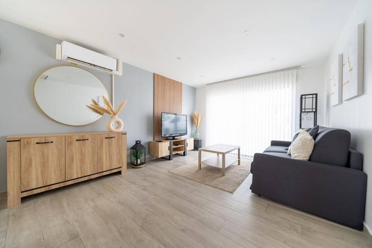 Appartement entier, One-Bedroom Apartment in Port-de-Bouc, Côte méditerranéenne (France)