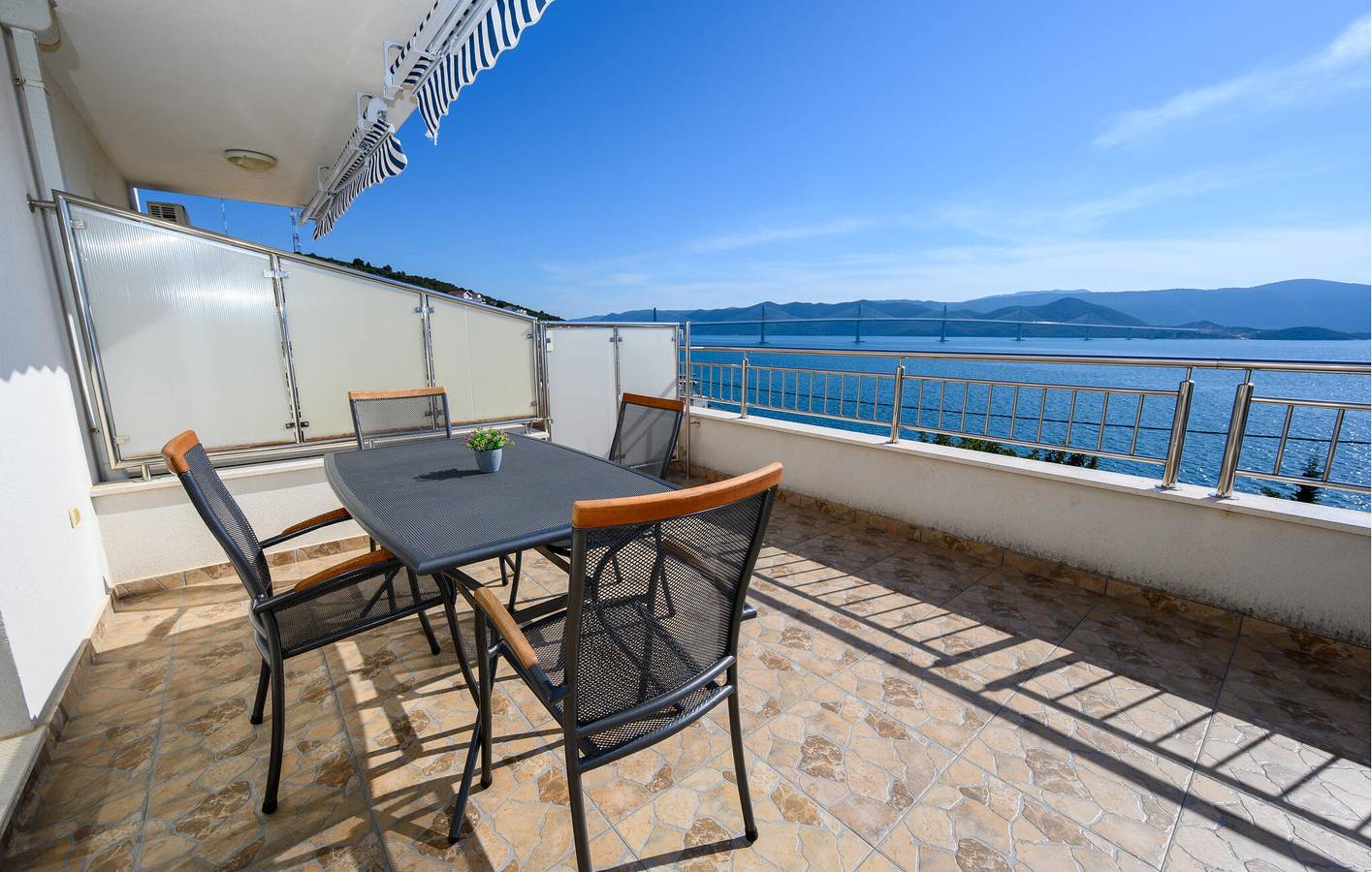 Ganze Ferienwohnung, Gemütliche Wohnung mit Terrasse, WLAN und Parkplatz, 100 m bis zur Küste in Komarna, Dubrovnik-Neretva