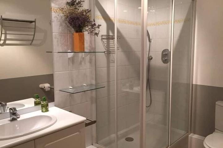 Entire apartment, Two Bedroom Apartment with Air Conditioning, Parking and Elevator in Lourmarin in Lourmarin, Parc naturel régional du Luberon