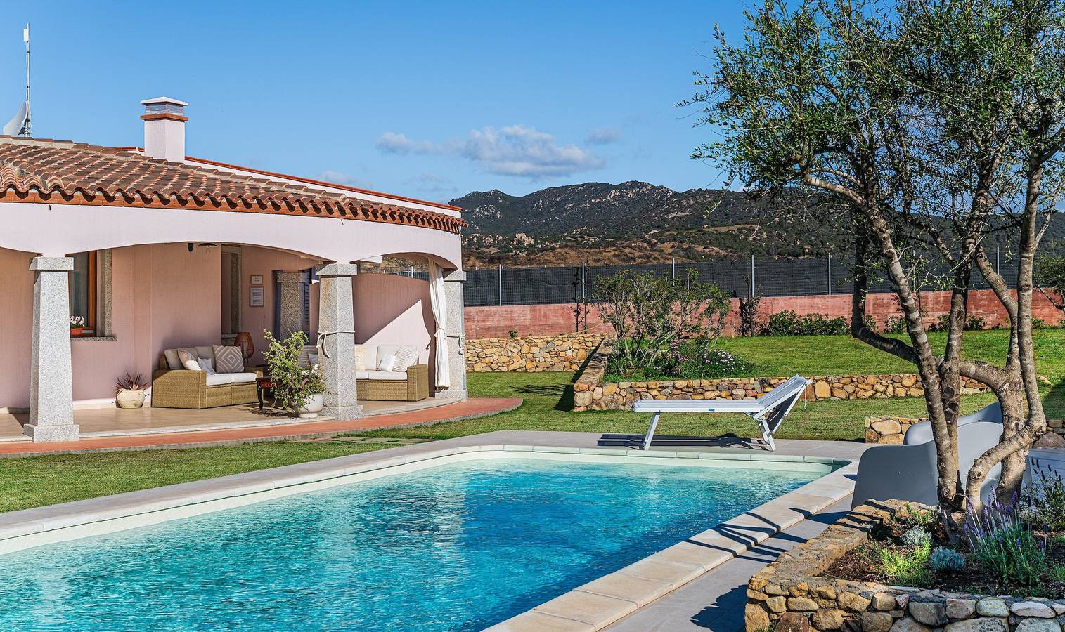 Villa 'Iris' with Private Pool, Wi-Fi and Air Conditioning in Costa Rei, Muravera