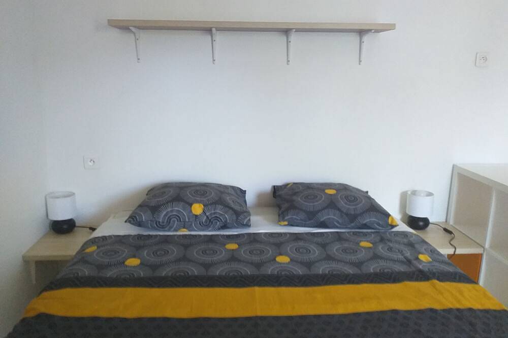 Appartement entier, Joli studio avec jardin, centre de Cuers, face à un parking in Cuers, Côte méditerranéenne (France)