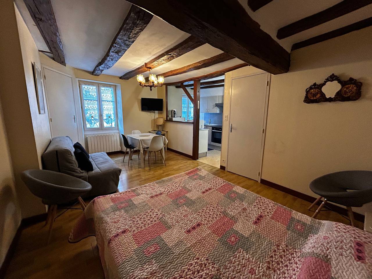 Estudio entero, Encantador T2 en el centro de La Roche-Posay con Wifi y aparcamiento gratuito in La Roche-Posay, Vienne