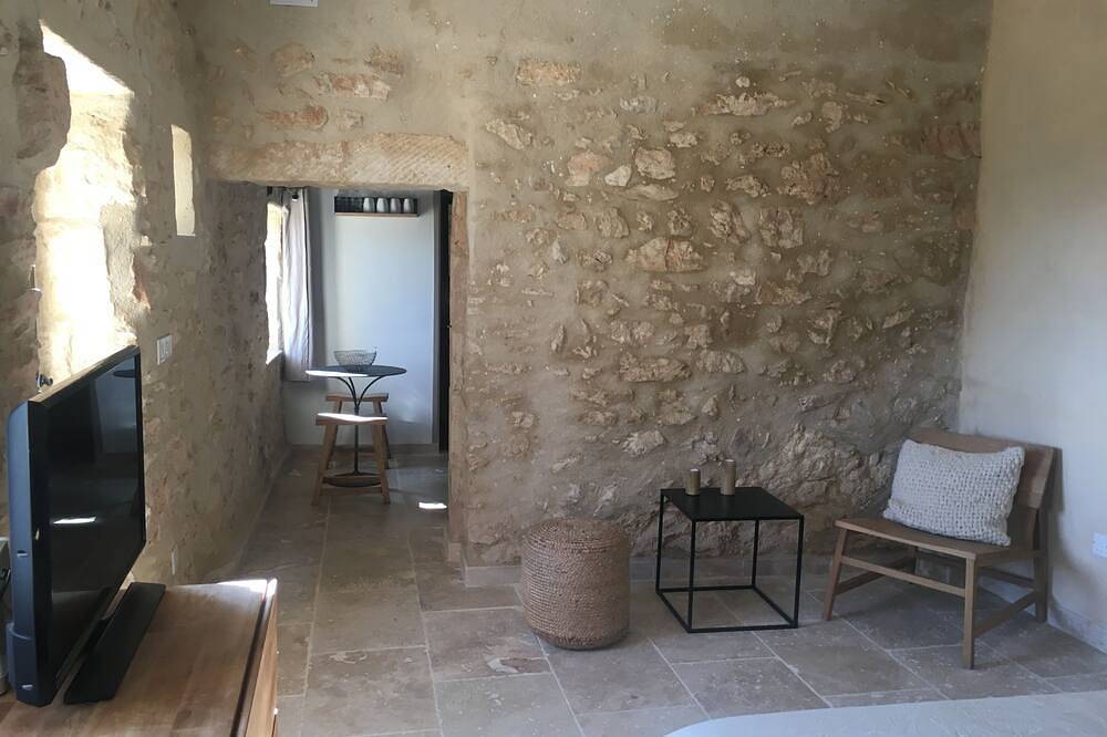 Renovated sheepfold with swimming pool in the heart of the Luberon countryside in Rustrel, Regionaler Naturpark Luberon