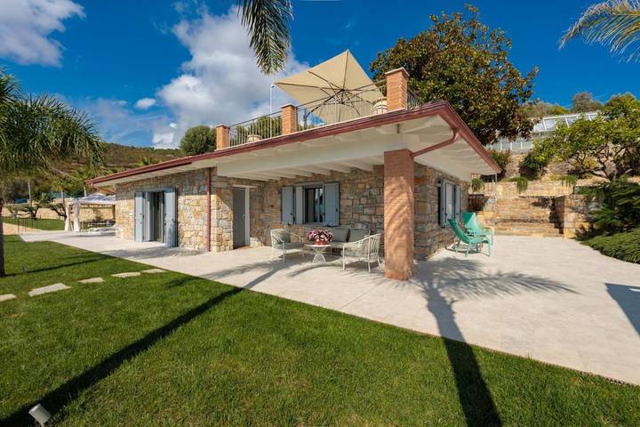 Villa pour 8 personnes, avec vue ainsi que piscine et jardin, animaux acceptés à Bordighera - 2