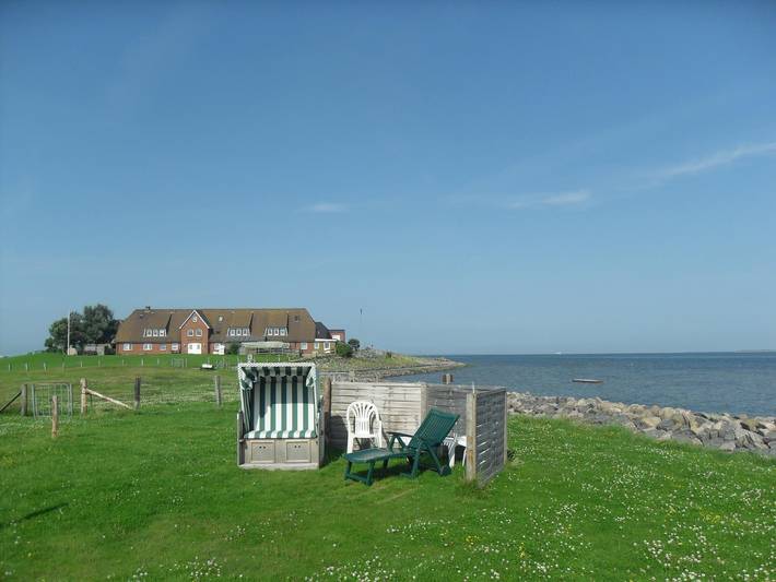 Entire apartment, Apartment 'Ferienwohnung Föhr' with Sea View, Shared Terrace and Wi-Fi in Langeneß, Halligen