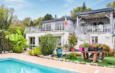 Ferienwohnung für 6 Personen, mit Terrasse und Pool sowie Garten in Franche-Comté