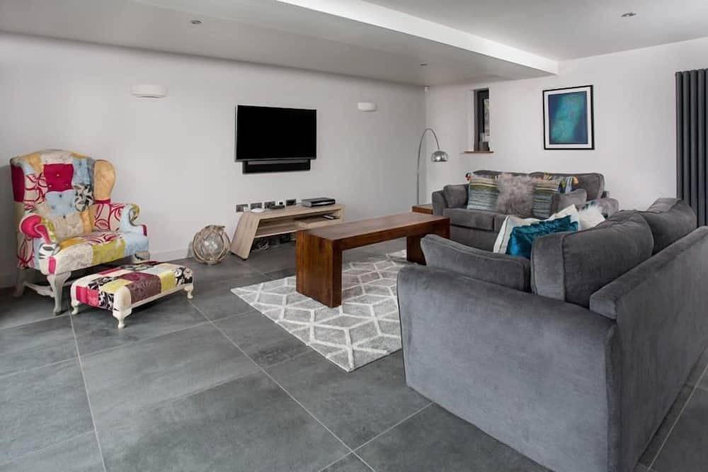 Entire apartment, A simply stunning 3 bedroom apartment overlooking Woolacombe beach with hot tub! in Woolacombe, Devon