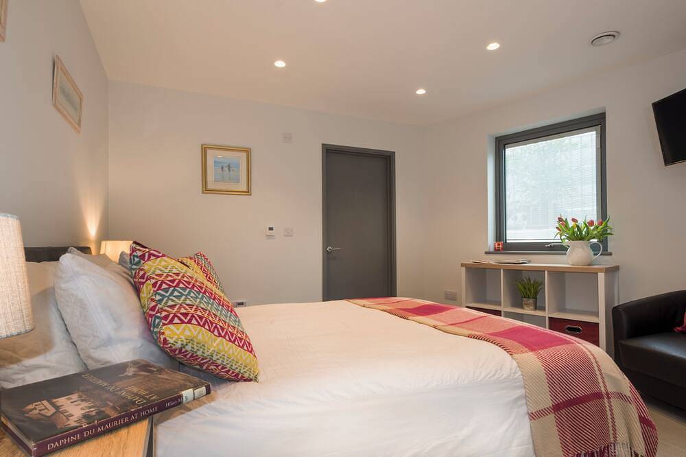 Entire apartment, The Mount,  2 ensuite double rooms by The Royal William Yard in Plymouth, England
