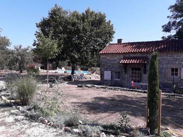 Gîte pour 2 personnes, avec piscine ainsi que terrasse et jardin dans le Lot