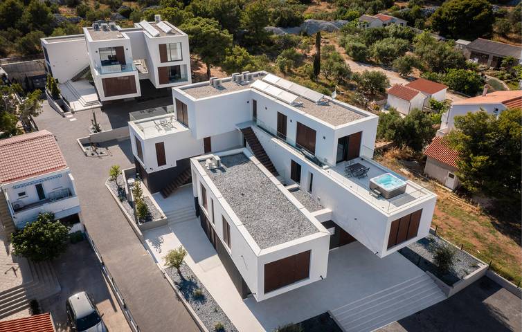 Ganze Ferienwohnung, Charmantes Apartment mit Terrasse, WLAN und 2 km entferntem Strandzugang in Murter
