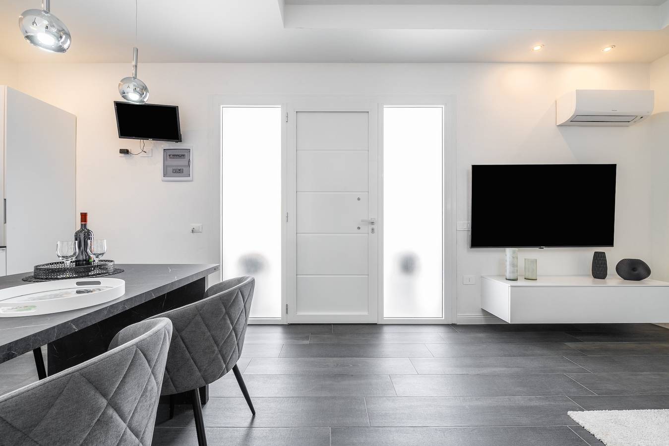 Appartamento intero, Appartamento 'Black E White' con Wi-Fi e aria condizionata in Pula Cagliari, Pula e dintorni