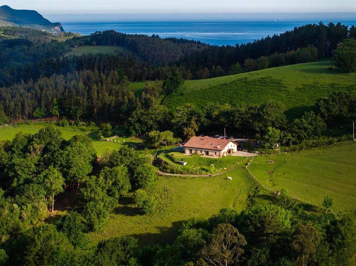 Location de vacances pour 8 personnes, avec vue ainsi que jardin et piscine à Ea
