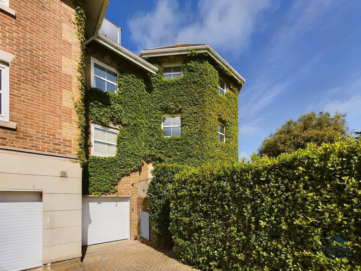 Solent Landing No. 16: Beach Retreat in Bembridge, Isle of Wight