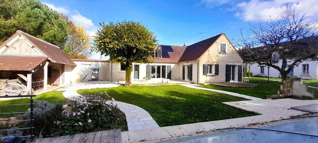 Gîte pour 6 personnes, avec piscine ainsi que terrasse et jardin à Baudres