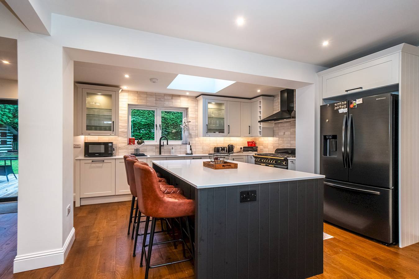 Spacious 5-Bed Home with Garden & Parking - Pass the Keys in Edinburgh, Edinburgh and Lothian