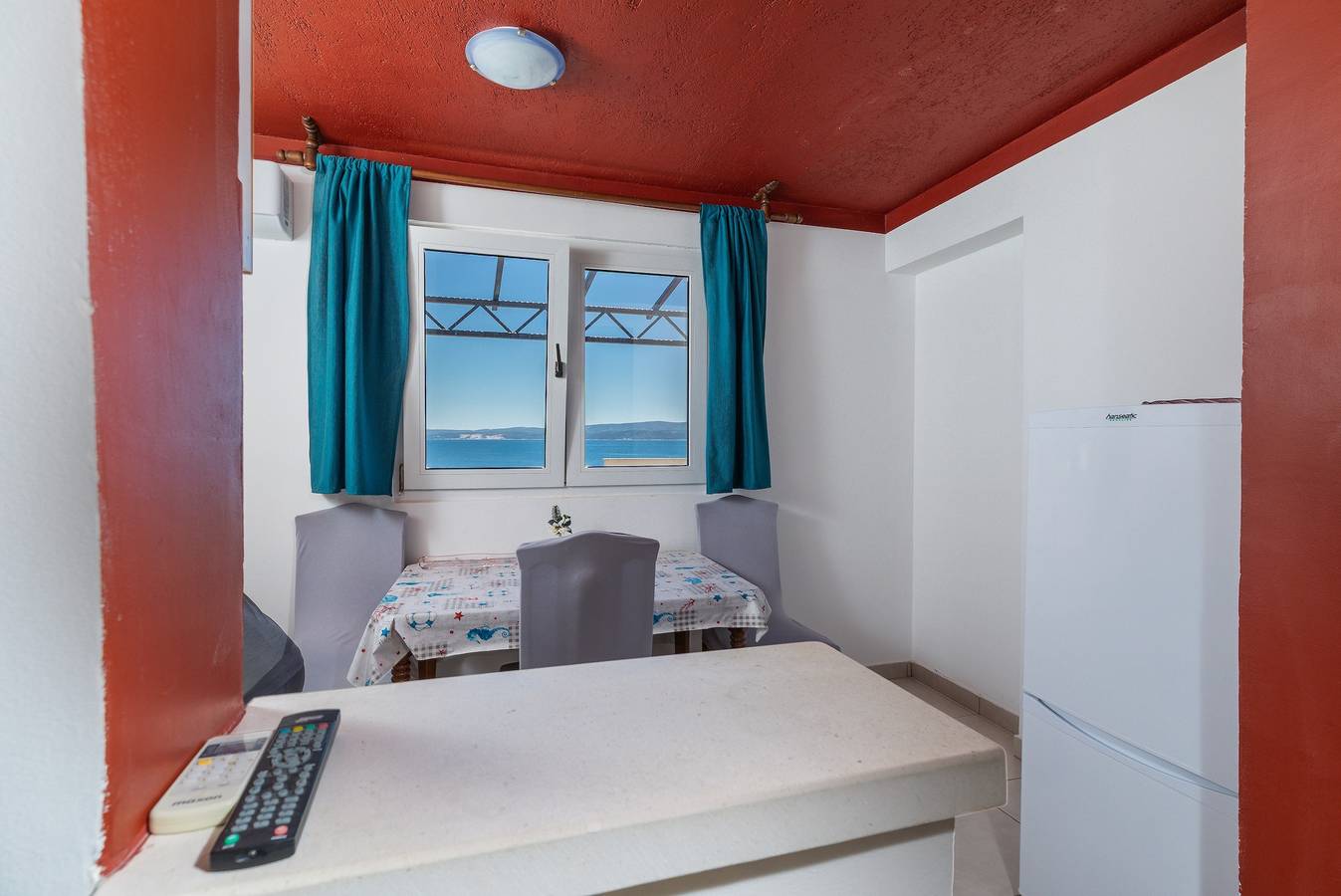 Ganze Wohnung, 2-Zimmer-Ferienwohnung mit Terrasse und Meerblick Duce, Omis A-2758-b in Dugi Rat, Omis-Riviera
