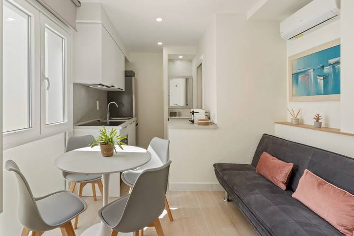 Entire studio, La Cala Home - Cala Luna – Bright Upper-Floor Studio Steps from the Beach in Playa de La Cala - El Torreón (Mijas), Mijas
