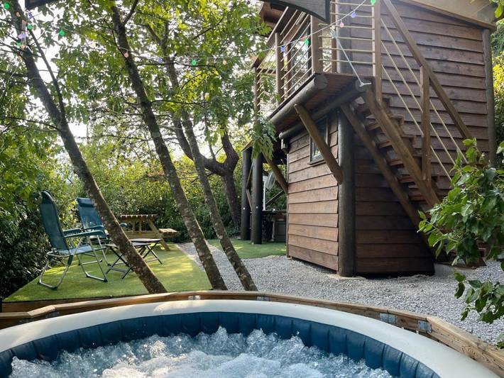 Tente pour 4 personnes, avec Jacuzzi et Terrasse ainsi que Jardin et Vue