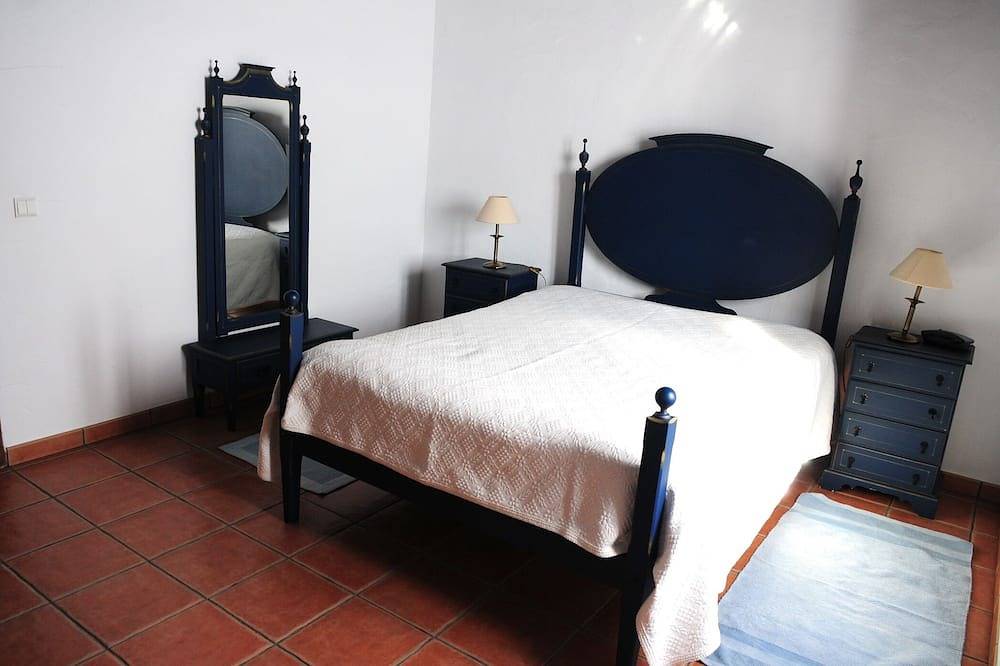 Traditional Alentejo estate with swimming pool and children's playground. in Redondo, Évora District