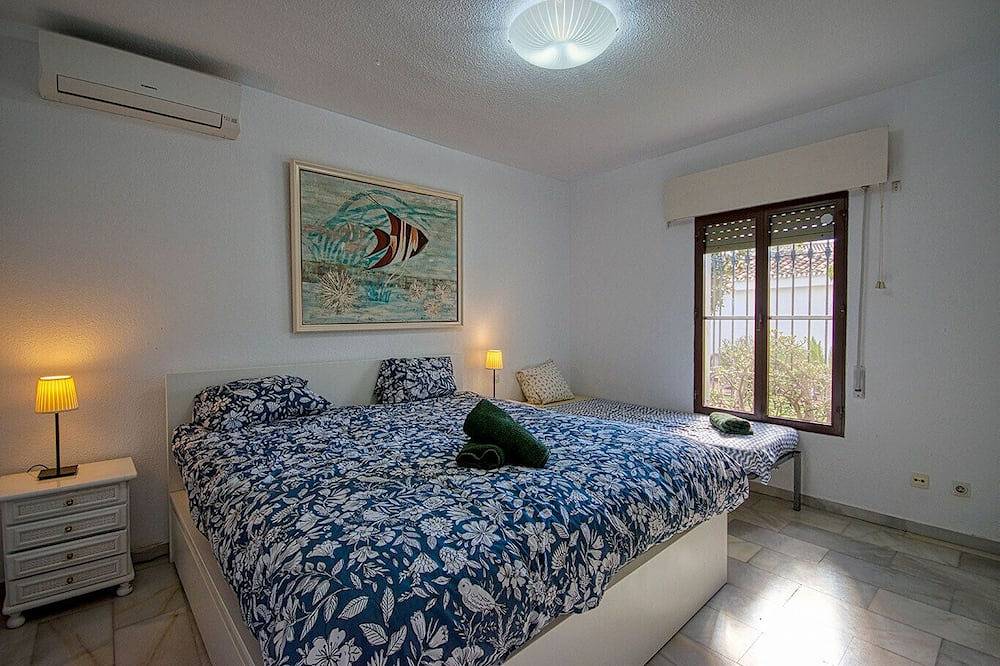 Beautiful Villa Private Pool & Garden Fuengirola Free Wifi 4 min to the beach in Torreblanca (Fuengirola), Fuengirola