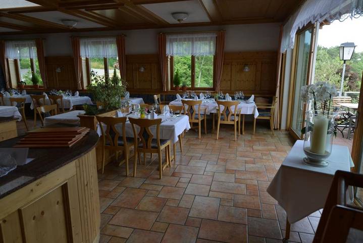 Hotel für 2 Personen, mit Balkon und Terrasse sowie Garten und Ausblick in Tengen