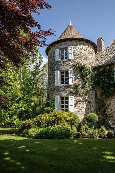 Location de vacances pour 12 personnes, avec terrasse ainsi que jardin et piscine à Junhac - 2
