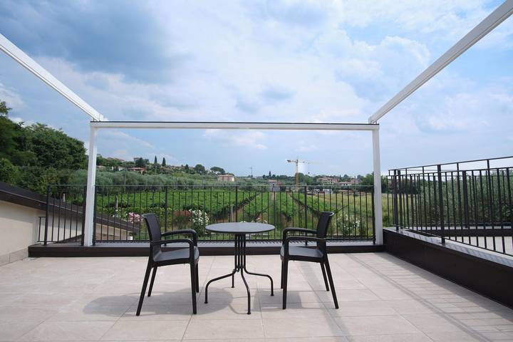 Ganze Wohnung, Apartment 'Giglio' mit überdachter Veranda, Gemeinschaftsgarten und Klimaanlage in Bardolino, Gardasee-Berge