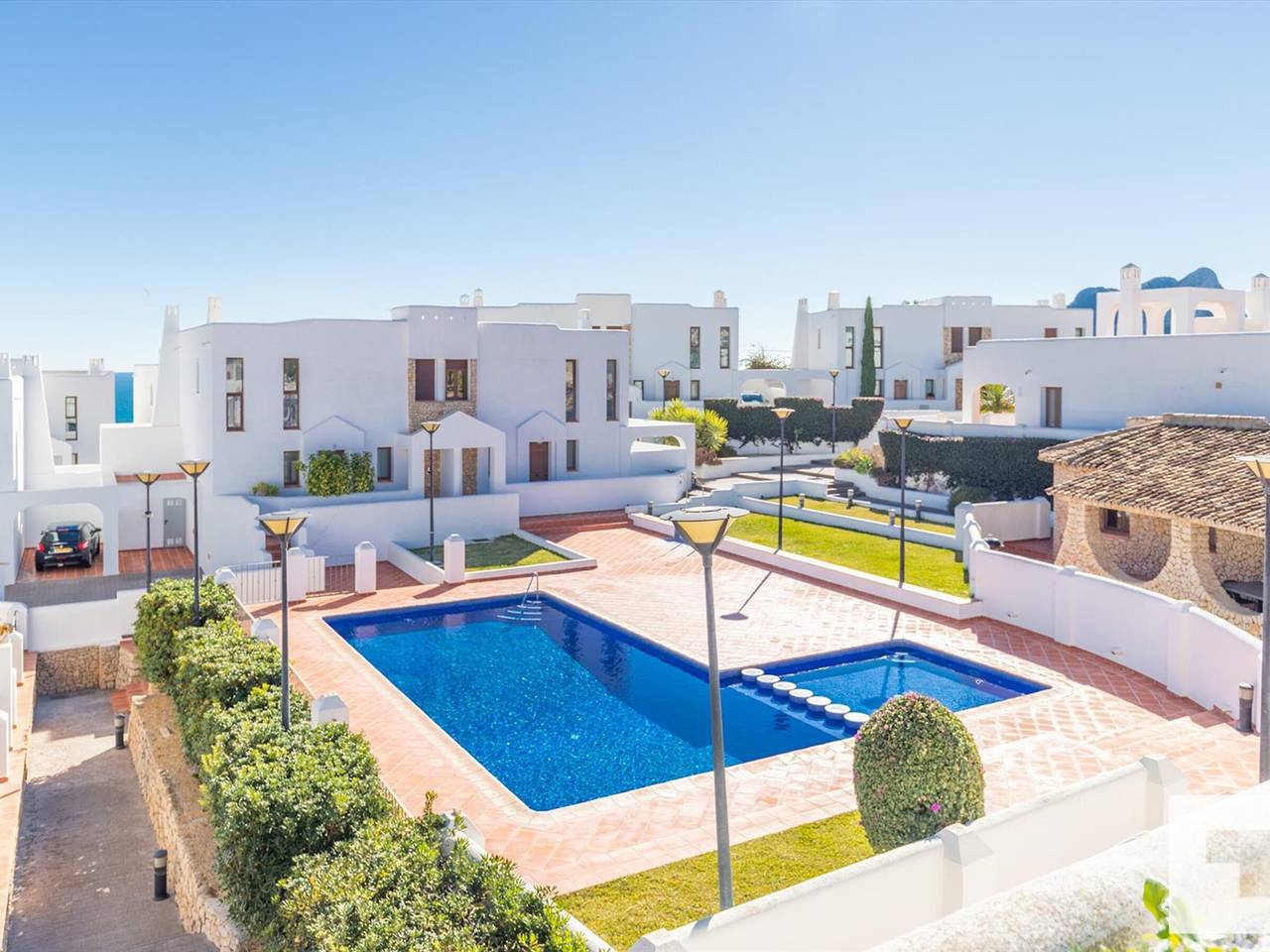 Modern Villa in Calpe: Private Terrace, Pool, A/C, Parking, Next to Nautical Club in Carrio, Calpe
