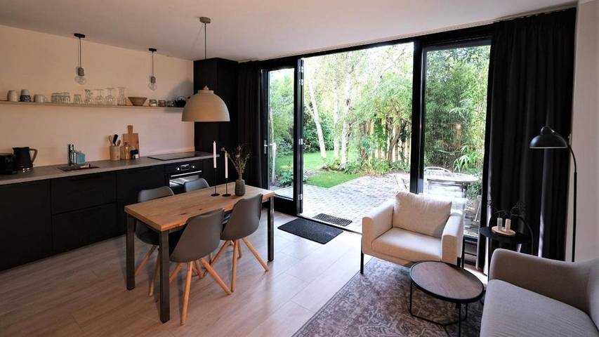 B&b voor 2 personen, with Terras and Tuin as well as Uitzicht in Hoofddorp