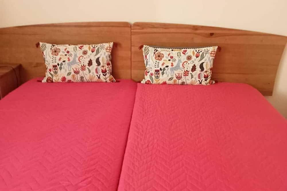 Entire apartment, 15mins walk to beach! Cozy apartment with communal pool and Bbq area! in Alvor, Faro District