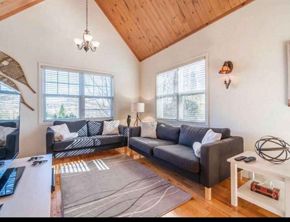 The Golf and Mountain View Retreat by Instant Suites in Mont-Tremblant