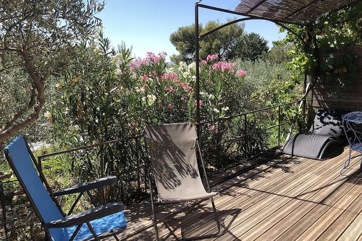 Gîte pour 3 personnes, avec terrasse et jardin à Lioux