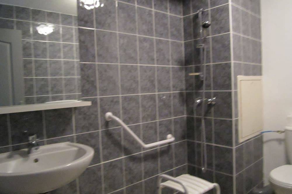 Entire apartment, Very comfortable F3 apartment in a 3 *** tourist residence in Aix-les-Bains, Chambéry region