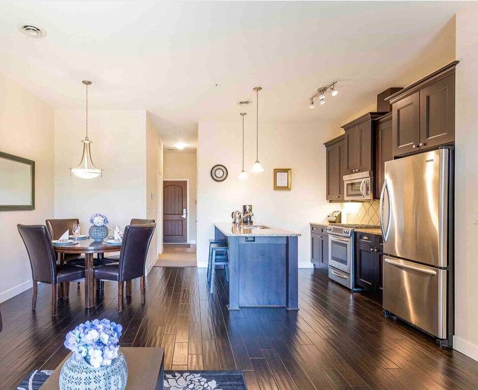 Ganze Wohnung, Barona Strand Lakefront Condo in West Kelowna, Crystal Mountain